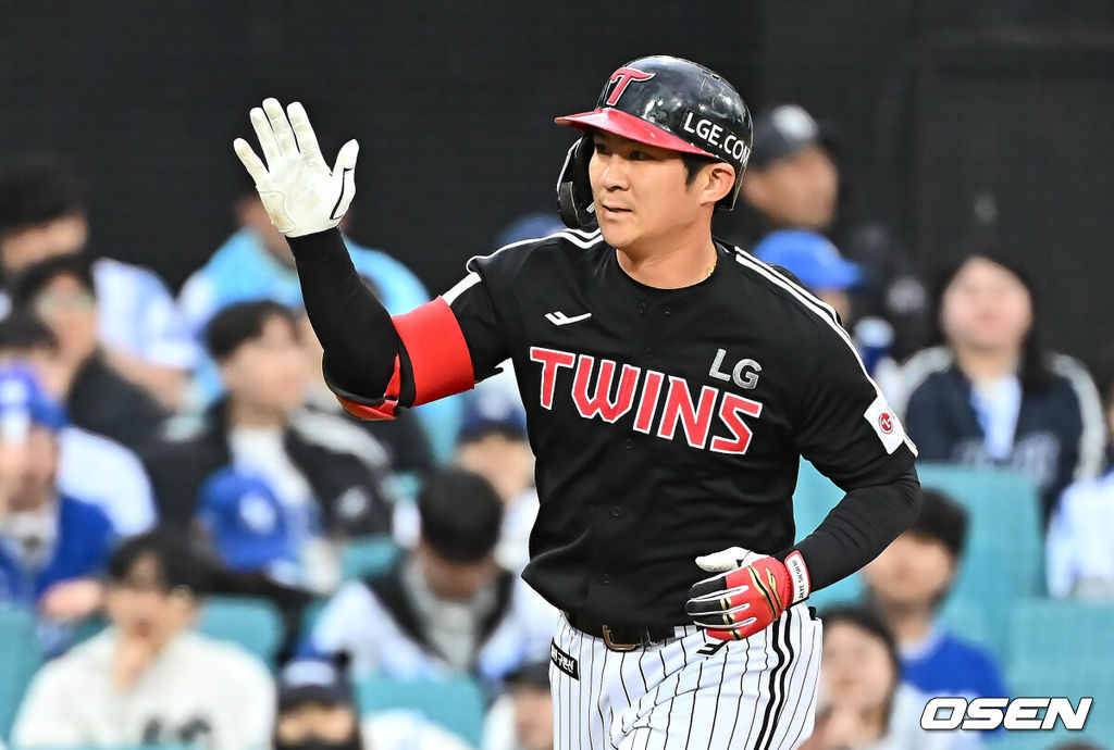 10일 대구삼성라이온즈파크에서 2025 신한 SOL 뱅크 KBO 리그 삼성 라이온즈와 LG 트윈스의 더블헤더 2차전 경기가 열렸다. 홈팀 삼성은 레예스가, 방문팀 LG는 임찬규가 선발 출전했다. LG 트윈스 오지환이 2회초 1사 우월 솔로 홈런을 치고 하이파이브를 하고 있다. 2025.05.10 / foto0307@osen.co.kr