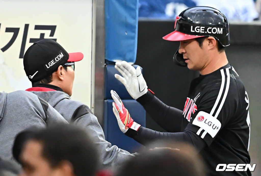 10일 대구삼성라이온즈파크에서 2025 신한 SOL 뱅크 KBO 리그 삼성 라이온즈와 LG 트윈스의 더블헤더 2차전 경기가 열렸다. 홈팀 삼성은 레예스가, 방문팀 LG는 임찬규가 선발 출전했다. LG 트윈스 오지환이 2회초 1사 우월 솔로 홈런을 치고 하이파이브를 하고 있다. 2025.05.10 / foto0307@osen.co.kr