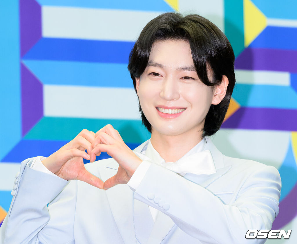 24일 스탠포드호텔 서울에서 TV조선 ‘미스터트롯3’ TOP7 기자간담회가 열렸다.'미스터트롯3'은 지난해 12월 19일부터 올해 3월 13일까지 방영됐다. 마지막화 시청률 19.1%를 기록하며 성황리에 종영했다. TOP7의 첫 공식 활동인 '미스터트롯3 갈라쇼' 1회는 시청률 9.7%로 지상파, 종편, 케이블 포함 동시간대 시청률 1위를 기록했다.미스터트롯3 TOP7 김용빈이 포토타임을 가지고 있다. 2025.03.24 / sunday@osen.co.kr