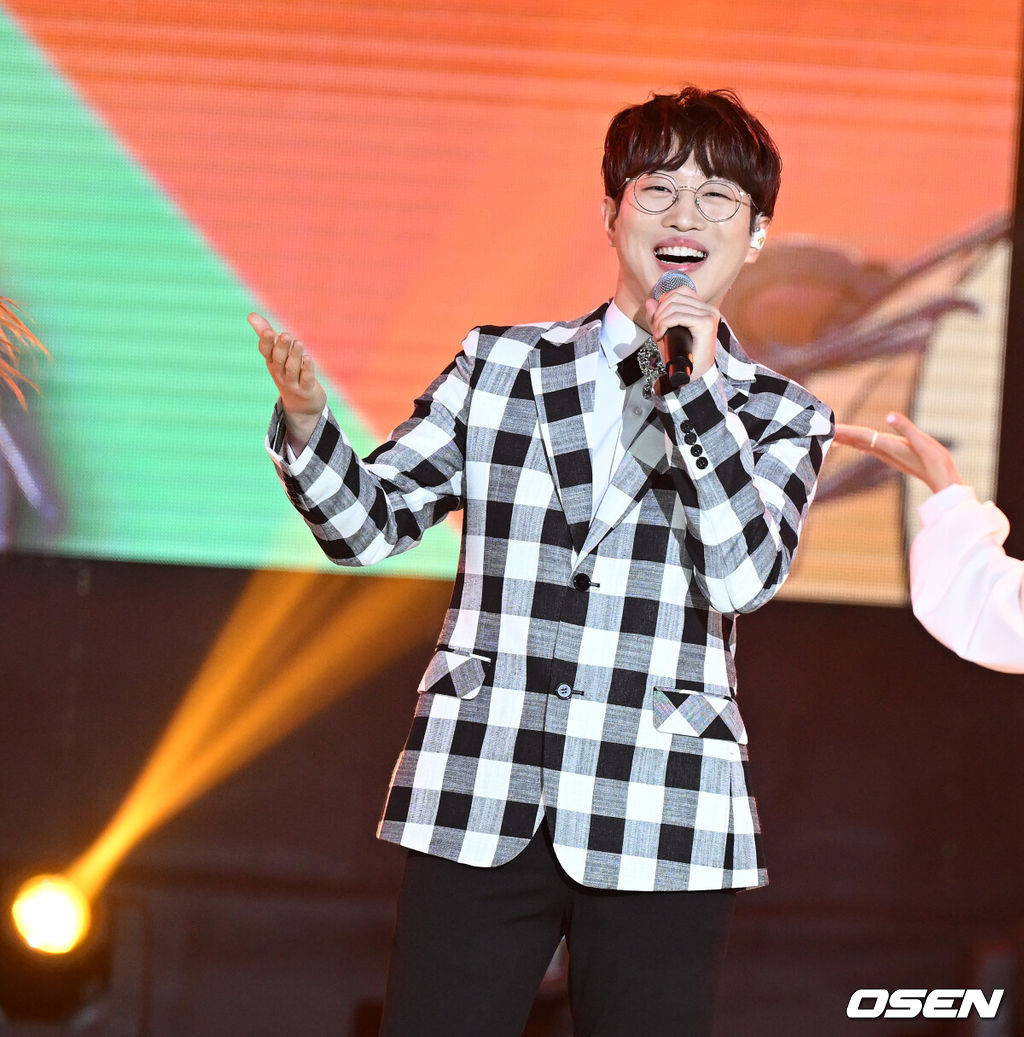 11일 오후 서울 상암동 SBS프리즘타워에서 SBS FiL 더 트롯쇼 생방송이 진행됐다.가수 안성훈이 무대를 펼치고 있다. 2022.07.11 / dreamer@osen.co.kr