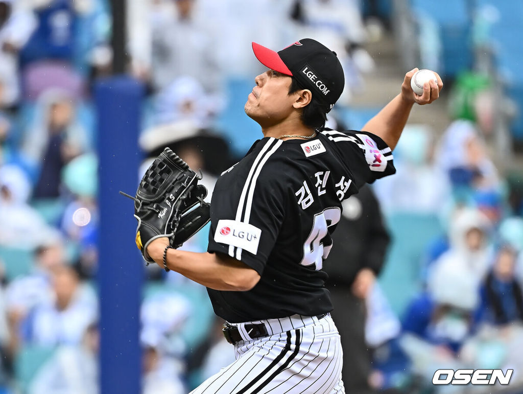 10일 대구삼성라이온즈파크에서 2025 신한 SOL 뱅크 KBO 리그 삼성 라이온즈와 LG 트윈스의 경기가 열렸다. 홈팀 삼성은 후라도가, 방문팀 LG는 손주영이 선발 출전했다. LG 트윈스 김진성이 역투하고 있다. 2025.05.10 / foto0307@osen.co.kr