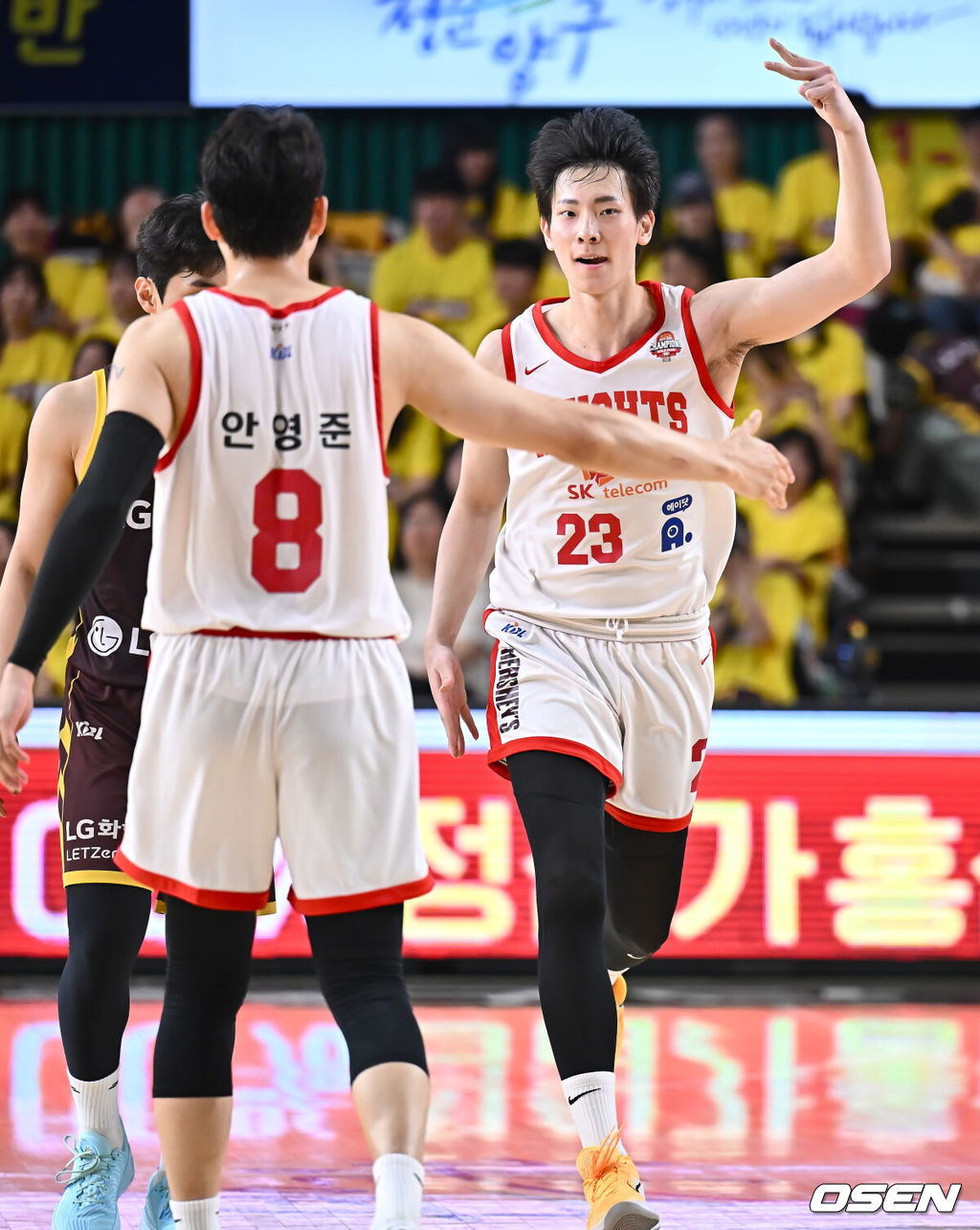 11일 창원 체육관에서 2024-2025 KCC 프로농구 창원 LG와 서울 SK의 챔피언결정전 4차전 경기가 열렸다. 창원 LG가 챔피언결정전에서 3연승을 기록, 창단 첫 우승에 단 1승만을 남겨놓고 있다.서울 SK 김형빈이 3점슛을 성공시키고 세리머니를 하고 있다. 2025.05.11 / foto0307@osen.co.kr