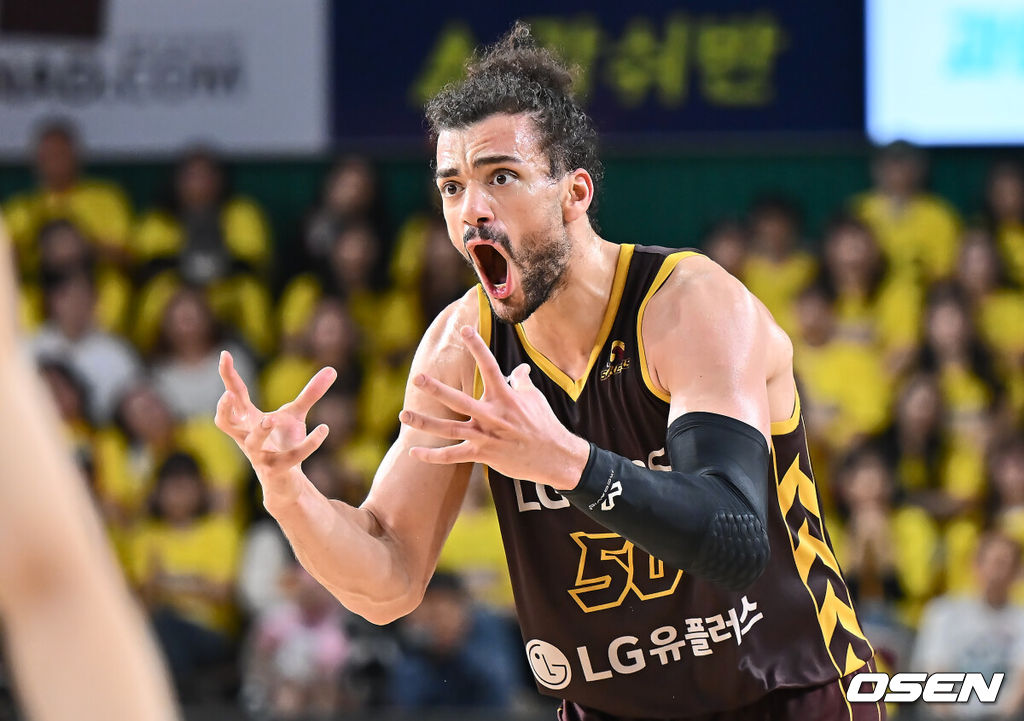 11일 창원 체육관에서 2024-2025 KCC 프로농구 창원 LG와 서울 SK의 챔피언결정전 4차전 경기가 열렸다. 창원 LG가 챔피언결정전에서 3연승을 기록, 창단 첫 우승에 단 1승만을 남겨놓고 있다.창원 LG 아셈 마레이가 동료들을 독려하고 있다. 2025.05.11 / foto0307@osen.co.kr