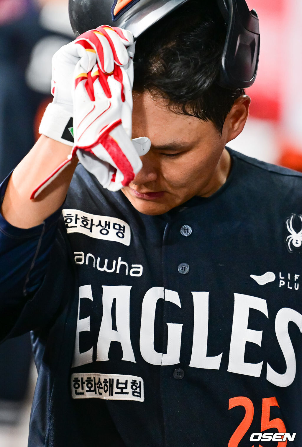 11일 오후 서울 고척스카이돔에서 ‘2025 신한 SOL BANK KBO리그’ 키움 히어로즈와 한화 이글스의 경기가 진행됐다.이날 경기에 키움은 김윤하가, 한화 와이스가 선발투수로 나선다.4회초 2사 한화 김태연이 손목에 공 맞은뒤 교체되고 있다. 2025.05.11 / soul1014@osen.co.kr
