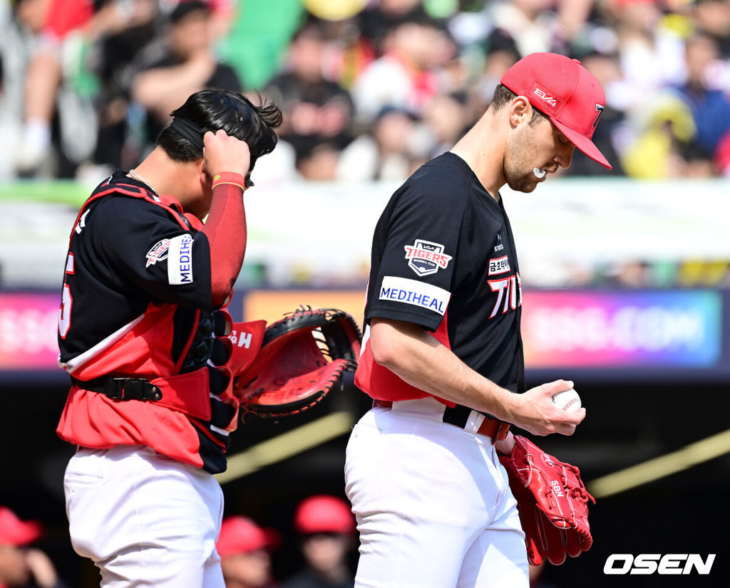 11일 오후 인천 SSG랜더스필드에서 ‘2025 신한 SOL Bank KBO리그’ SSG 랜더스와 KIA 타이거즈의 더블헤더 1차전 경기가 열렸다.이날 홈팀 SSG는 미치 화이트, 방문팀 KIA는 제임스 네일을 선발로 내세웠다.4회말 1사 3루 상황 SSG 박성한에게 1타점 희생플라이를 내준 KIA 선발 제임스 네일과 포수 한준수가 아쉬워하고 있다. 2025.05.11 / dreamer@osen.co.kr