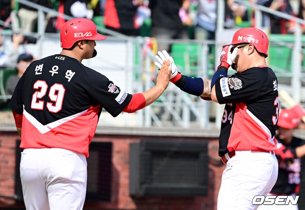 11일 오후 인천 SSG랜더스필드에서 ‘2025 신한 SOL Bank KBO리그’ SSG 랜더스와 KIA 타이거즈의 더블헤더 1차전 경기가 열렸다.이날 홈팀 SSG는 미치 화이트, 방문팀 KIA는 제임스 네일을 선발로 내세웠다.5회초 1사 1루 상황 KIA 최형우가 추격의 좌월 투런포를 날리고 홈을 밟은 뒤 변우혁과 인사를 나누고 있다. 2025.05.11 / dreamer@osen.co.kr