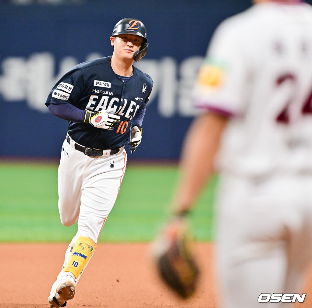 11일 오후 서울 고척스카이돔에서 ‘2025 신한 SOL BANK KBO리그’ 키움 히어로즈와 한화 이글스의 경기가 진행됐다.이날 경기에 키움은 김윤하가, 한화 와이스가 선발투수로 나선다.6회초 한화 선두타자 이진영이 솔로홈런을 베이스를 돌고 있다 2025.05.11 / soul1014@osen.co.kr