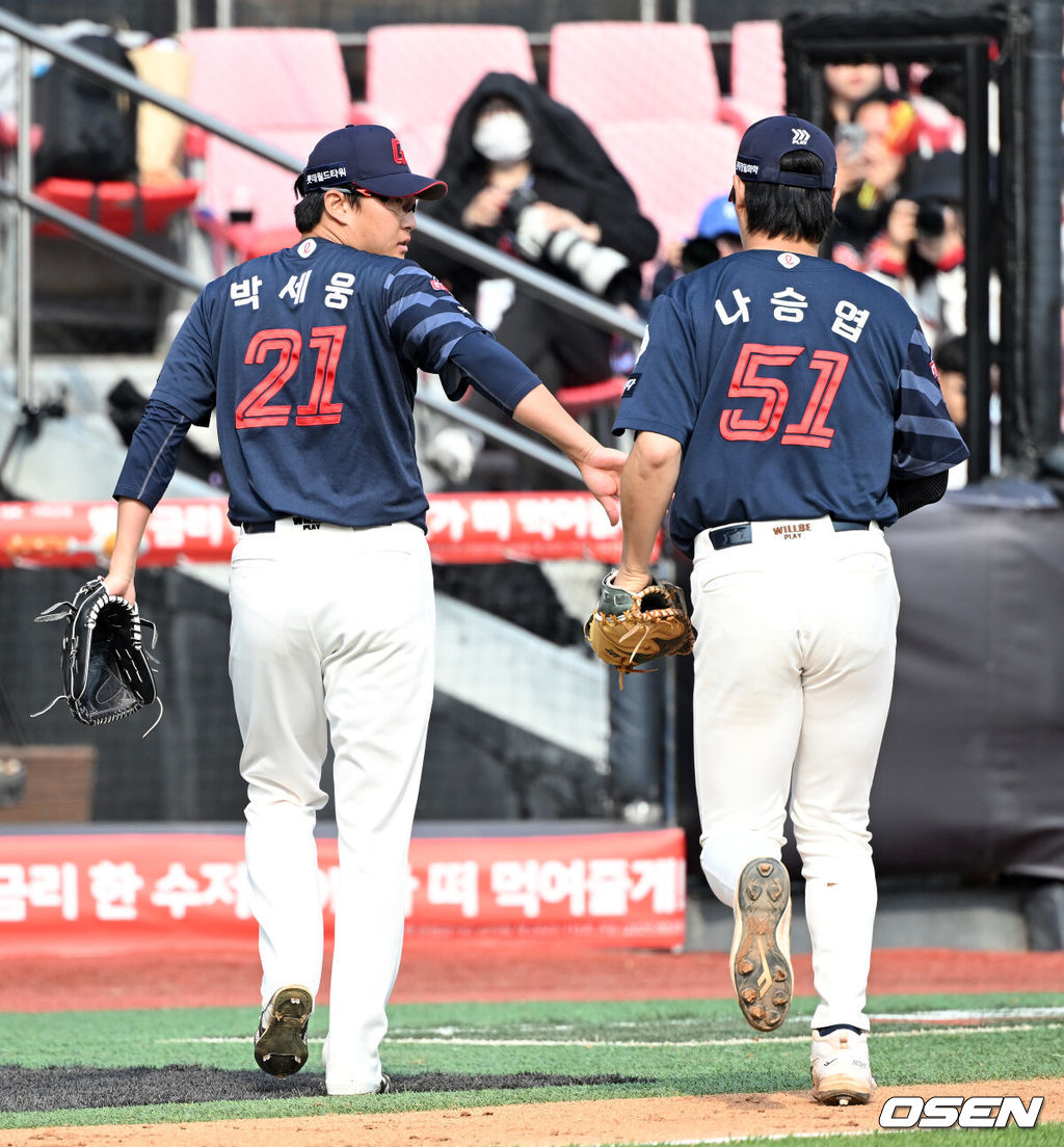 11일 오후 수원 KT위즈파크에서 2025 신한 SOL Bank KBO리그 KT 위즈와 롯데 자이언츠의 경기가 열렸다.KT는 쿠에바스, 롯데는 박세웅을 선발 투수로 내세웠다.6회말 수비를 마친 롯데 박세웅이 나승엽과 하이파이브를 하고 있다. 2025.05.11 /sunday@osen.co.kr