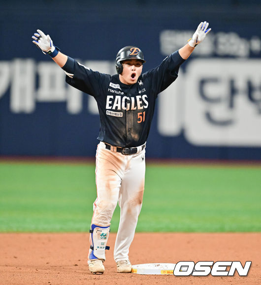 [OSEN=고척, 박준형 기자] 11일 오후 서울 고척스카이돔에서 ‘2025 신한 SOL BANK KBO리그’ 키움 히어로즈와 한화 이글스의 경기가 진행됐다.이날 경기에 키움은 김윤하가, 한화 와이스가 선발투수로 나선다.9회초 1사 2루 한화 문현빈이 1타점 적시 2루타를 날린뒤 기뻐하고 있다.       2025.05.11 / soul1014@osen.co.kr