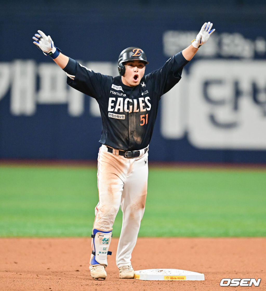11일 오후 서울 고척스카이돔에서 ‘2025 신한 SOL BANK KBO리그’ 키움 히어로즈와 한화 이글스의 경기가 진행됐다.이날 경기에 키움은 김윤하가, 한화 와이스가 선발투수로 나선다.9회초 1사 2루 한화 문현빈이 1타점 적시 2루타를 날린뒤 기뻐하고 있다.       2025.05.11 / soul1014@osen.co.kr