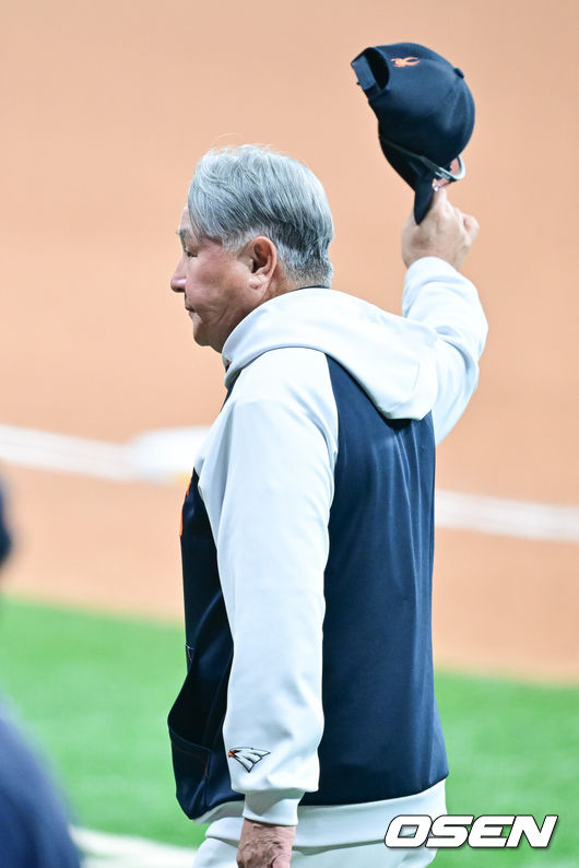 [OSEN=고척, 박준형 기자] 프로야구 한화 이글스가 파죽의 12연승을 질주했다.한화는 11일 서울 고척스카이돔에서 열린 ‘2025 신한은행 SOL Bank KBO리그’ 키움 히어로즈와의 경기에서 8-0 완승을 거뒀다. 이날 승리로 한화는 11연승에 성공했다. 1992년 5월 23일 청주 쌍방울 더블헤더 2차전 승리 이후 1만2041일 만에 12연승이다. 경기종료 후 한화 김경문 감독이 외야 팬들에게도 인사를 하고 있다. 2025.05.11 / soul1014@osen.co.kr