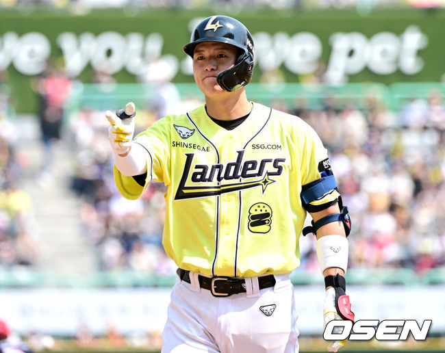 [OSEN=인천, 최규한 기자] 11일 오후 인천 SSG랜더스필드에서 ‘2025 신한 SOL Bank KBO리그’ SSG 랜더스와 KIA 타이거즈의 더블헤더 1차전 경기가 열렸다.이날 홈팀 SSG는 미치 화이트, 방문팀 KIA는 제임스 네일을 선발로 내세웠다.2회말 2사 2, 3루 상황 SSG 조형우가 달아나는 2타점 적시타를 날리고 1루에 안착해 기뻐하고 있다. 2025.05.11 / dreamer@osen.co.kr