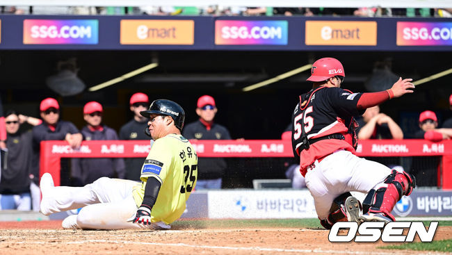 [OSEN=인천, 최규한 기자] 11일 오후 인천 SSG랜더스필드에서 ‘2025 신한 SOL Bank KBO리그’ SSG 랜더스와 KIA 타이거즈의 더블헤더 1차전 경기가 열렸다.이날 홈팀 SSG는 미치 화이트, 방문팀 KIA는 제임스 네일을 선발로 내세웠다.5회말 1사 2, 3루 상황 SSG 김성현의 달아나는 1타점 희생플라이 때 3루 주자 한유섬이 홈으로 쇄도해 세이프되고 있다. 2025.05.11 / dreamer@osen.co.kr