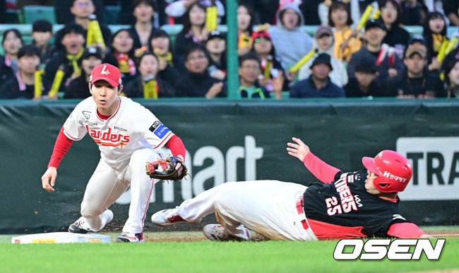 [OSEN=인천, 최규한 기자] 프로야구 SSG 랜더스가 KIA 타이거즈에 승리하며 3연패에서 벗어났다. SSG는 11일 인천SSG랜더스필드에서 열린 2025 KBO리그 KIA와 더블헤더 1차전에서 8-4로 승리했다. SSG 조형우가 4타수 2안타 3타점으로 활약했다. 선발 미치 화이트는 5이닝 동안 4피안타(1피홈런) 4볼넷 3탈삼진 3실점(2자책)으로 시즌 3승째를 기록했다.5회초 무사 1, 2루 상황 KIA 한승택의 번트 때 2루 주자 이우성이 3루에서 아웃되고 있다. 2025.05.11 / dreamer@osen.co.kr
