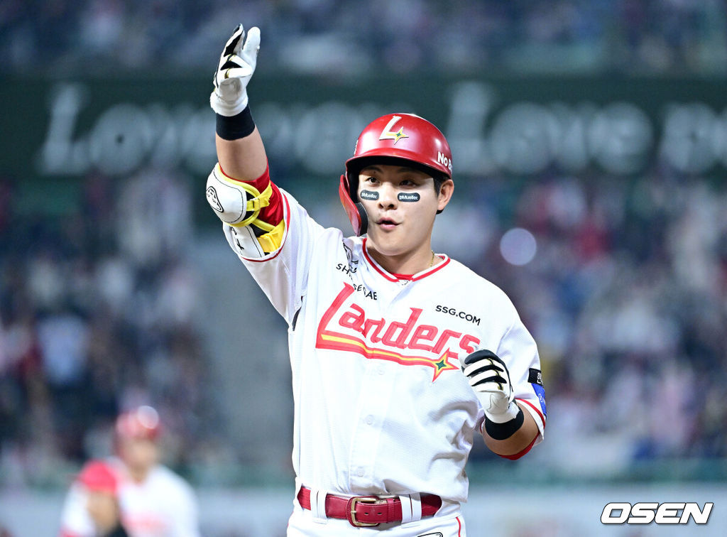 11일 오후 인천 SSG랜더스필드에서 ‘2025 신한 SOL Bank KBO리그’ SSG 랜더스와 KIA 타이거즈의 더블헤더 2차전 경기가 열렸다.이날 홈팀 SSG는 김광현, 방문팀 KIA는 양현종을 선발로 내세웠다.6회말 1사 만루 상황 SSG 최준우가 달아나는 1타점 적시타를 날리고 1루에 안착해 기뻐하고 있다. 2025.05.11 / dreamer@osen.co.kr
