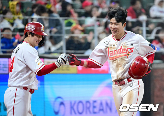 [OSEN=인천, 최규한 기자] 11일 오후 인천 SSG랜더스필드에서 ‘2025 신한 SOL Bank KBO리그’ SSG 랜더스와 KIA 타이거즈의 더블헤더 2차전 경기가 열렸다.이날 홈팀 SSG는 김광현, 방문팀 KIA는 양현종을 선발로 내세웠다.6회말 무사 3루 상황 SSG 최지훈의 동점 1타점 희생플라이 때 득점에 성공한 채현우가 최정과 인사를 나누고 있다. 2025.05.11 / dreamer@osen.co.kr