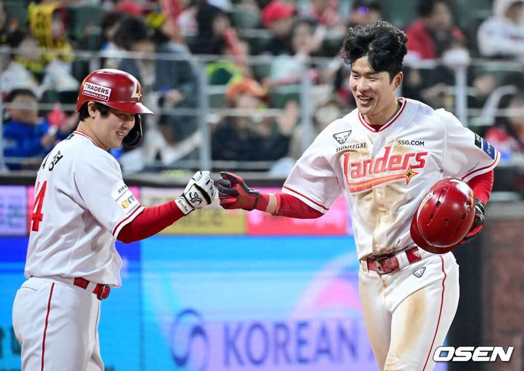 11일 오후 인천 SSG랜더스필드에서 ‘2025 신한 SOL Bank KBO리그’ SSG 랜더스와 KIA 타이거즈의 더블헤더 2차전 경기가 열렸다.이날 홈팀 SSG는 김광현, 방문팀 KIA는 양현종을 선발로 내세웠다.6회말 무사 3루 상황 SSG 최지훈의 동점 1타점 희생플라이 때 득점에 성공한 채현우가 최정과 인사를 나누고 있다. 2025.05.11 / dreamer@osen.co.kr