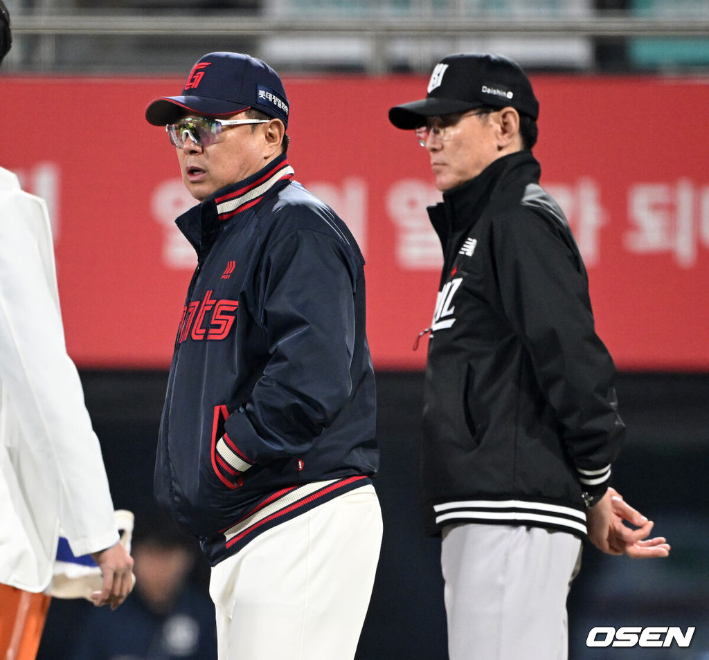 11일 오후 수원 KT위즈파크에서 2025 신한 SOL Bank KBO리그 KT 위즈와 롯데 자이언츠의 더블헤더 2차전 경기가 열렸다.KT는 오원석, 롯데는 이민석을 선발 투수로 내세웠다.8회초 무사에서 롯데 손성빈의 몸에 맞는 볼 때 마운드를 방문한 롯데 김태형 감독과 KT 이강철 감독이 손성빈의 상태를 살피고 있다. 2025.05.11 /