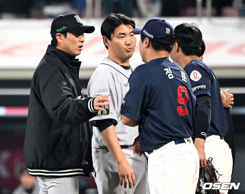 롯데와 KT가 더블헤더 2차전에서 승부를 가리지 못했다. 프로야구 롯데 자이언츠는 11일 수원KT위즈파크에서 열린 2025 신한 SOL뱅크 KBO리그 KT 위즈와의 더블헤더 2차전(시즌 6차전)에서 1-1 무승부를 거뒀다.경기 종료 후 KT 우규민과 장성우가 롯데 정훈, 전준우에게 사과를 하고 있다. 2025.05.11