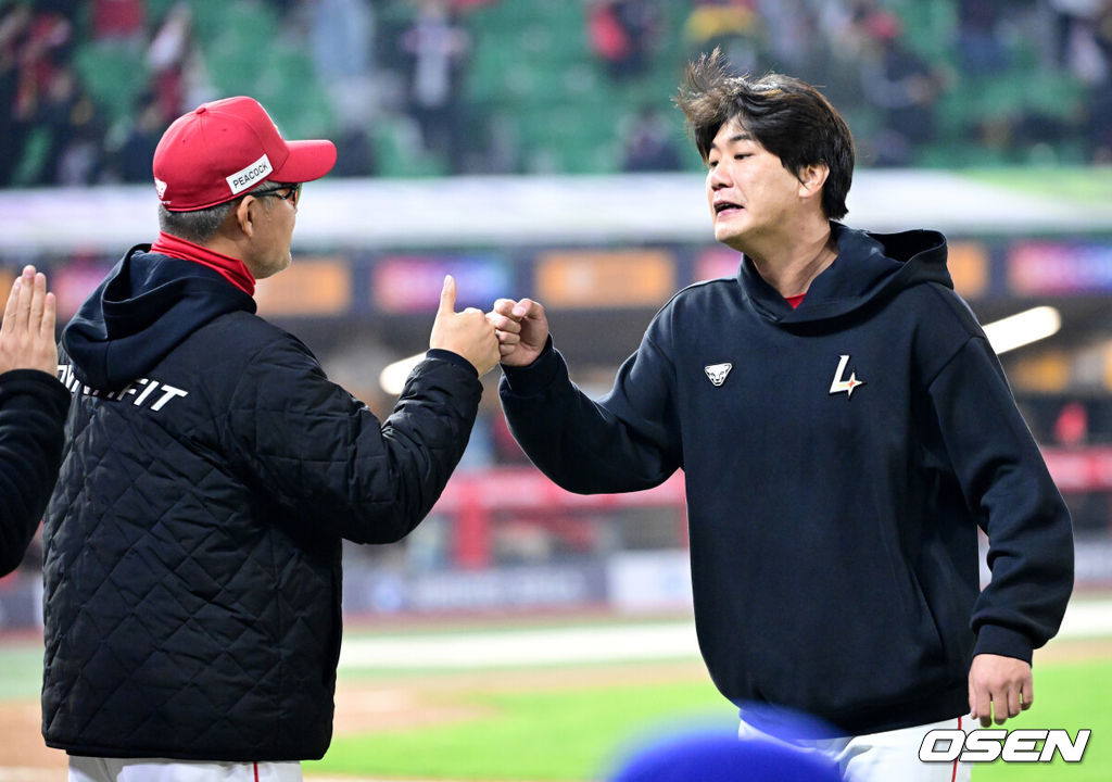 프로야구 SSG 랜더스가 KIA 타이거즈와 더블헤더를 싹쓸이 했다. SSG는 11일 인천 SSG랜더스필드에서 열린 2025 KBO리그 KIA와 더블헤더 2차전에서 5-1로 승리했다. SSG는 더블헤더 1차전에서는 8-4로 승리했다. SSG 선발투수 김광현이 7이닝 동안 96구를 던지며 솔로 홈런 1방을 맞고 7탈삼진 1실점으로 호투, 시즌 2승째를 거뒀다. 타선은 0-1로 뒤진 6회 4안타 4볼넷을 묶어 5득점 빅이닝으로 경기를 뒤집었다. 경기를 마치고 승리한 SSG 이숭용 감독과 승리 투수 김광현이 인사를 나누고 있다. 2025.05.11 / dreamer@osen.co.kr