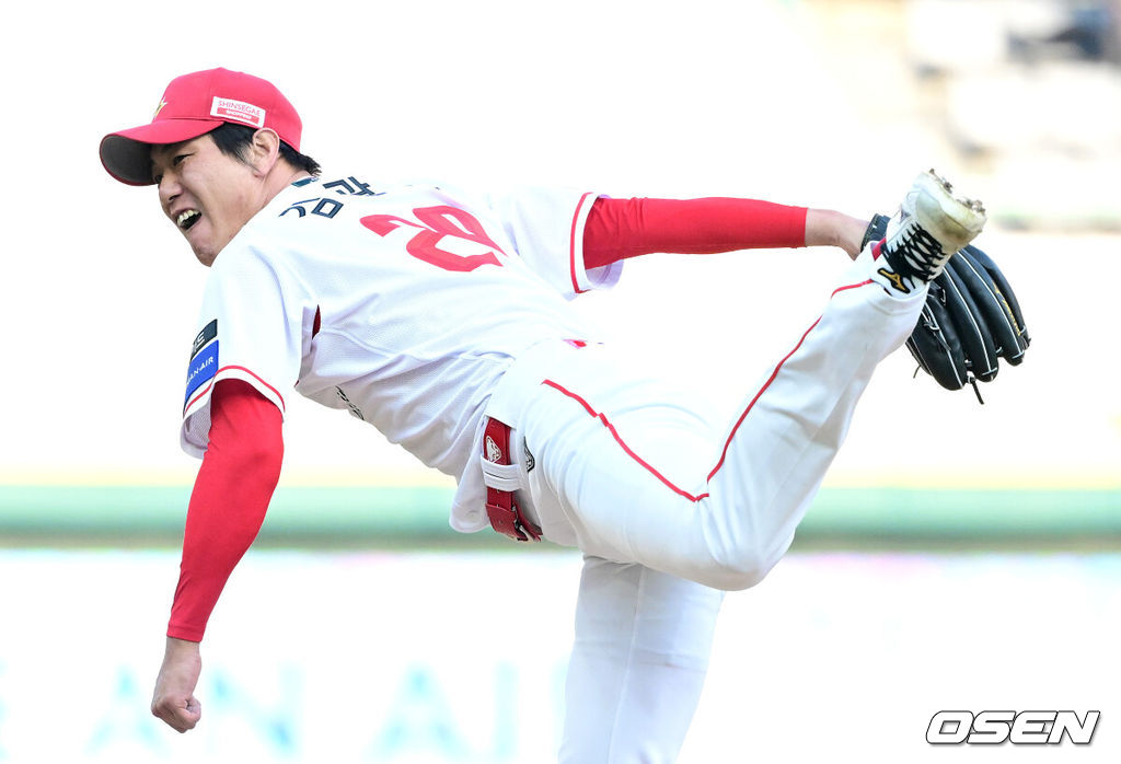 11일 오후 인천 SSG랜더스필드에서 ‘2025 신한 SOL Bank KBO리그’ SSG 랜더스와 KIA 타이거즈의 더블헤더 2차전 경기가 열렸다.이날 홈팀 SSG는 김광현, 방문팀 KIA는 양현종을 선발로 내세웠다.1회초 SSG 선발 김광현이 힘차게 공을 뿌리고 있다. 2025.05.11 / dreamer@osen.co.kr