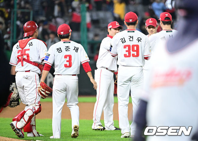 [OSEN=인천, 최규한 기자] 프로야구 SSG 랜더스가 KIA 타이거즈와 더블헤더를 싹쓸이 했다. SSG는 11일 인천 SSG랜더스필드에서 열린 2025 KBO리그 KIA와 더블헤더 2차전에서 5-1로 승리했다. SSG는 더블헤더 1차전에서는 8-4로 승리했다. SSG 선발투수 김광현이 7이닝 동안 96구를 던지며 솔로 홈런 1방을 맞고 7탈삼진 1실점으로 호투, 시즌 2승째를 거뒀다. 타선은 0-1로 뒤진 6회 4안타 4볼넷을 묶어 5득점 빅이닝으로 경기를 뒤집었다. 경기를 마치고 SSG 선수들이 승리 하이파이브를 나누고 있다. 2025.05.11 / dreamer@osen.co.kr