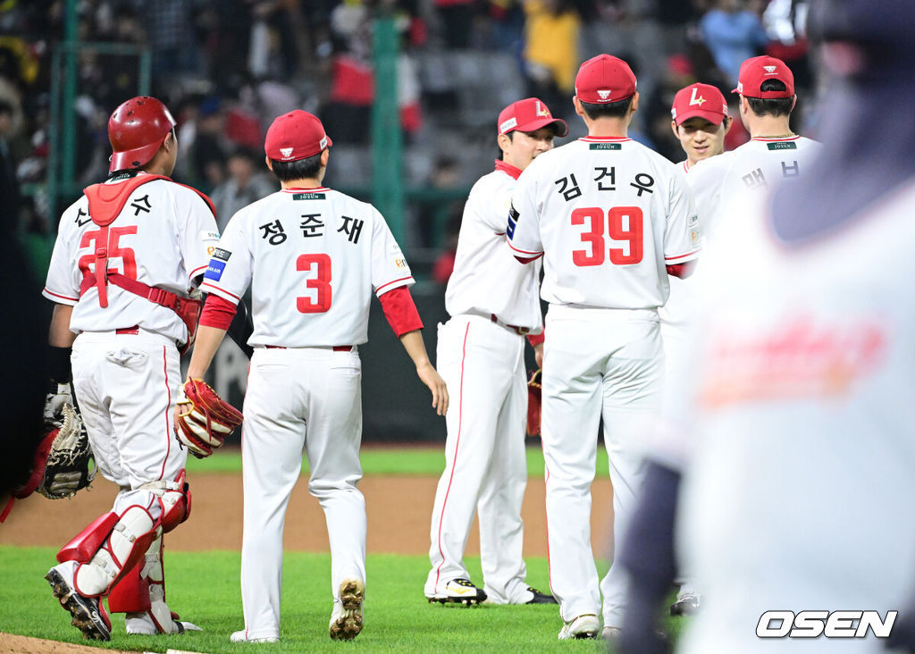 프로야구 SSG 랜더스가 KIA 타이거즈와 더블헤더를 싹쓸이 했다. SSG는 11일 인천 SSG랜더스필드에서 열린 2025 KBO리그 KIA와 더블헤더 2차전에서 5-1로 승리했다. SSG는 더블헤더 1차전에서는 8-4로 승리했다. SSG 선발투수 김광현이 7이닝 동안 96구를 던지며 솔로 홈런 1방을 맞고 7탈삼진 1실점으로 호투, 시즌 2승째를 거뒀다. 타선은 0-1로 뒤진 6회 4안타 4볼넷을 묶어 5득점 빅이닝으로 경기를 뒤집었다. 경기를 마치고 SSG 선수들이 승리 하이파이브를 나누고 있다. 2025.05.11 / dreamer@osen.co.kr