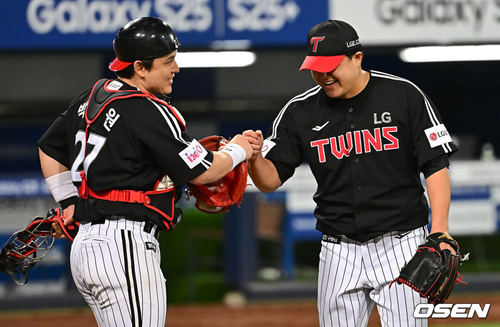 10일 대구삼성라이온즈파크에서 2025 신한 SOL 뱅크 KBO 리그 삼성 라이온즈와 LG 트윈스의 더블헤더 2차전 경기가 열렸다. 홈팀 삼성은 레예스가, 방문팀 LG는 임찬규가 선발 출전했다. LG 트윈스 장현식과 박동원이 삼성 라이온즈에 4-1로 승리한 후 기쁨을 나누고 있다. 2025.05.10 / foto0307@osen.co.kr
