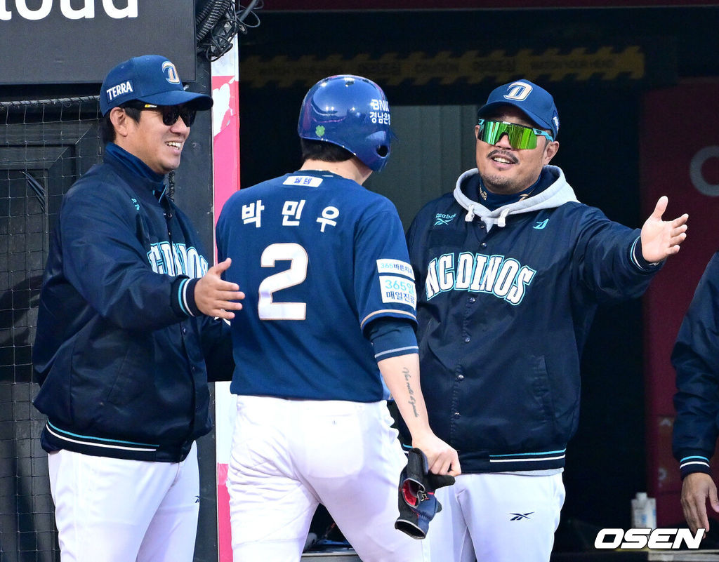 3회초 2사 2루 NC 데이비슨의 달아나는 1타점 적시타 때 홈을 밟은 박민우가 이호준 감독과 인사를 나누고 있다. 2025.05.07 / dreamer@osen.co.kr