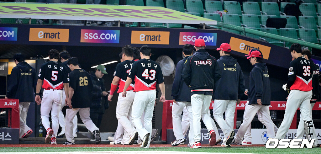 프로야구 SSG 랜더스가 KIA 타이거즈와 더블헤더를 싹쓸이 했다. SSG는 11일 인천 SSG랜더스필드에서 열린 2025 KBO리그 KIA와 더블헤더 2차전에서 5-1로 승리했다. SSG는 더블헤더 1차전에서는 8-4로 승리했다. SSG 선발투수 김광현이 7이닝 동안 96구를 던지며 솔로 홈런 1방을 맞고 7탈삼진 1실점으로 호투, 시즌 2승째를 거뒀다. 타선은 0-1로 뒤진 6회 4안타 4볼넷을 묶어 5득점 빅이닝으로 경기를 뒤집었다. 경기를 마치고 KIA 선수들이 팬들에게 인사한 뒤 그라운드를 나서고 있다. 2025.05.11 / dreamer@osen.co.kr