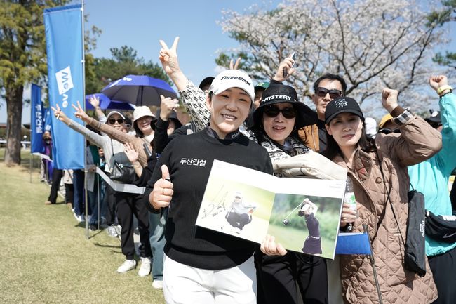 두산건설 We’ve 챔피언십에서 국내 팬들과 만나 즐거운 시간을 갖고 있는 신지애.