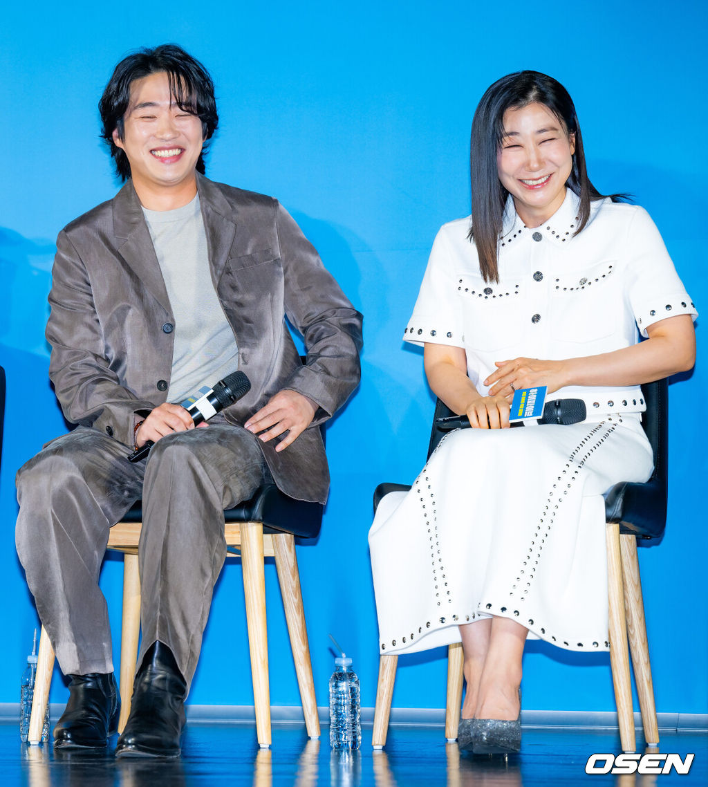 12일 서울 롯데시네마 건대입구에서 영화 '하이파이브' 제작보고회가 열렸다.'하이파이브'(강형철 감독)는 장기이식으로 우연히 각기 다른 초능력을 얻게 된 다섯 명이 그들의 능력을 탐하는 자들과 만나 벌어지는 이야기를 그린 코믹 액션 활극으로 오는 30일 개봉예정이다.배우 안재홍, 라미란이 환하게 웃고 있다. 2025.05.12 /rumi@osen.co.kr