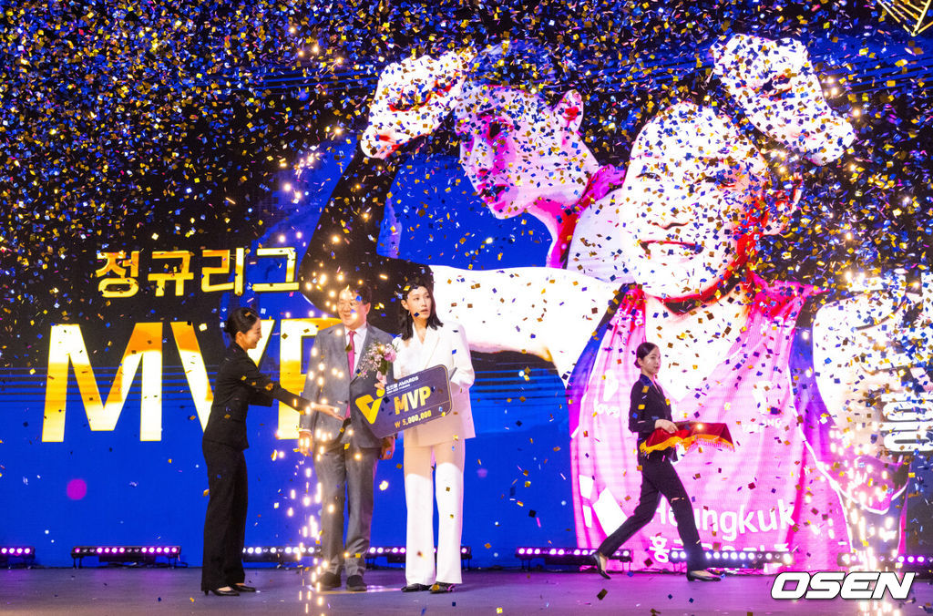 14일 오후 서울 서대문구 스위스그랜드호텔에서 2024-2025 V리그 시상식이 진행됐다.여자부는 마지막을 화려하게 장식한 김연경이 정규리그 MVP를, 남자부는 트레블을 이끈 토종 에이스 허수봉이 MVP를 차지했다. 여자부 MVP로 선정된 흥국생명 김연경이 수상하고 있다.   2025.04.14 / soul1014@osen.co.kr
