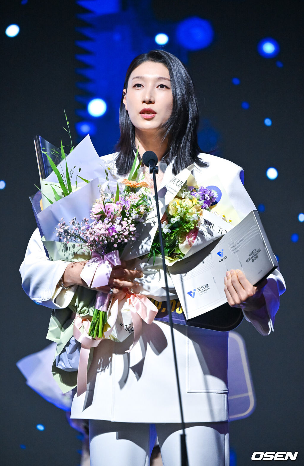 14일 오후 서울 서대문구 스위스그랜드호텔에서 2024-2025 V리그 시상식이 진행됐다.여자부는 마지막을 화려하게 장식한 김연경이 정규리그 MVP까지 노리는 반면, 남자부는 트레블을 이끈 레오와 토종 에이스 허수봉이 치열한 경쟁을 펼치고 있다.여자부 베스트7에 선정된 김연경이 소감을 말하고 있다. 2025.04.14 / soul1014@osen.co.kr