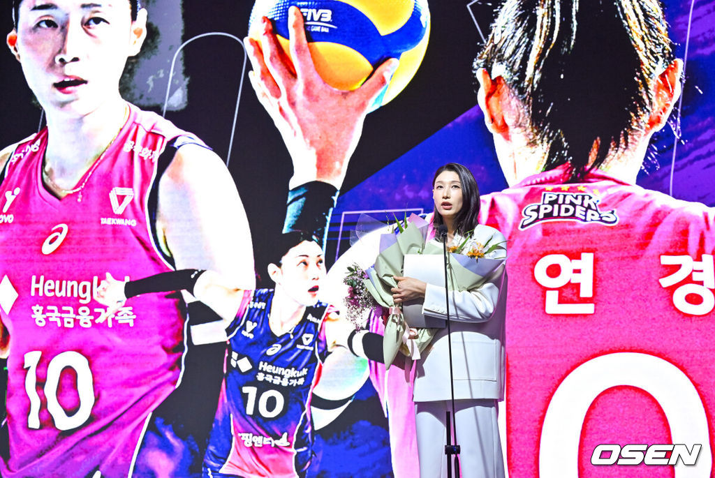 14일 오후 서울 서대문구 스위스그랜드호텔에서 2024-2025 V리그 시상식이 진행됐다.여자부는 마지막을 화려하게 장식한 김연경이 정규리그 MVP를, 남자부는 트레블을 이끈 토종 에이스 허수봉이 MVP를 차지했다. 여자부 MVP로 선정된 흥국생명 김연경이 수상한뒤 소감을 말하고 있다. 2025.04.14 / soul1014@osen.co.kr
