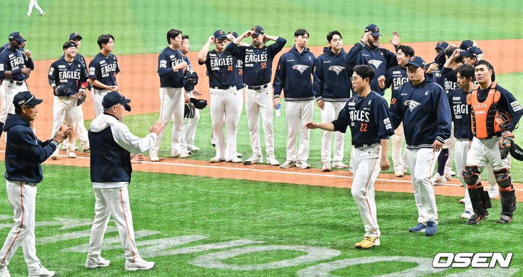 프로야구 한화 이글스가 파죽의 12연승을 질주했다.한화는 11일 서울 고척스카이돔에서 열린 ‘2025 신한은행 SOL Bank KBO리그’ 키움 히어로즈와의 경기에서 8-0 완승을 거뒀다. 이날 승리로 한화는 11연승에 성공했다. 1992년 5월 23일 청주 쌍방울 더블헤더 2차전 승리 이후 1만2041일 만에 12연승이다. 경기종료 후 한화 선수들이 승리의 기쁨을 나누고 있다. 2025.05.11 / soul1014@osen.co.kr
