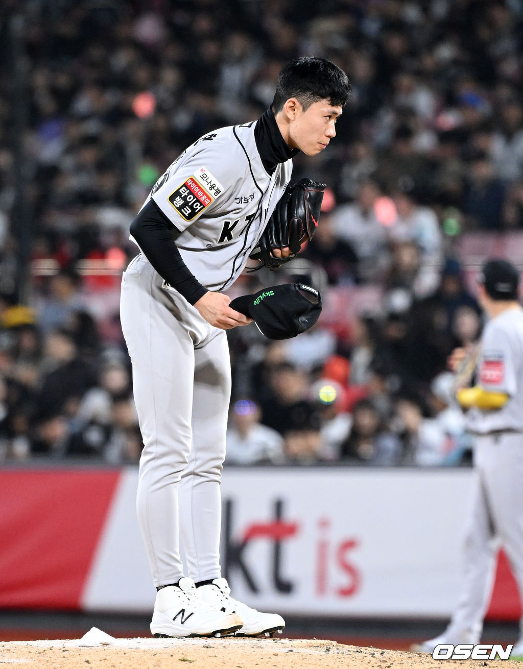 모자 벗어 사과하는 원상현 '유강남 선배 고의가 아니에요'
