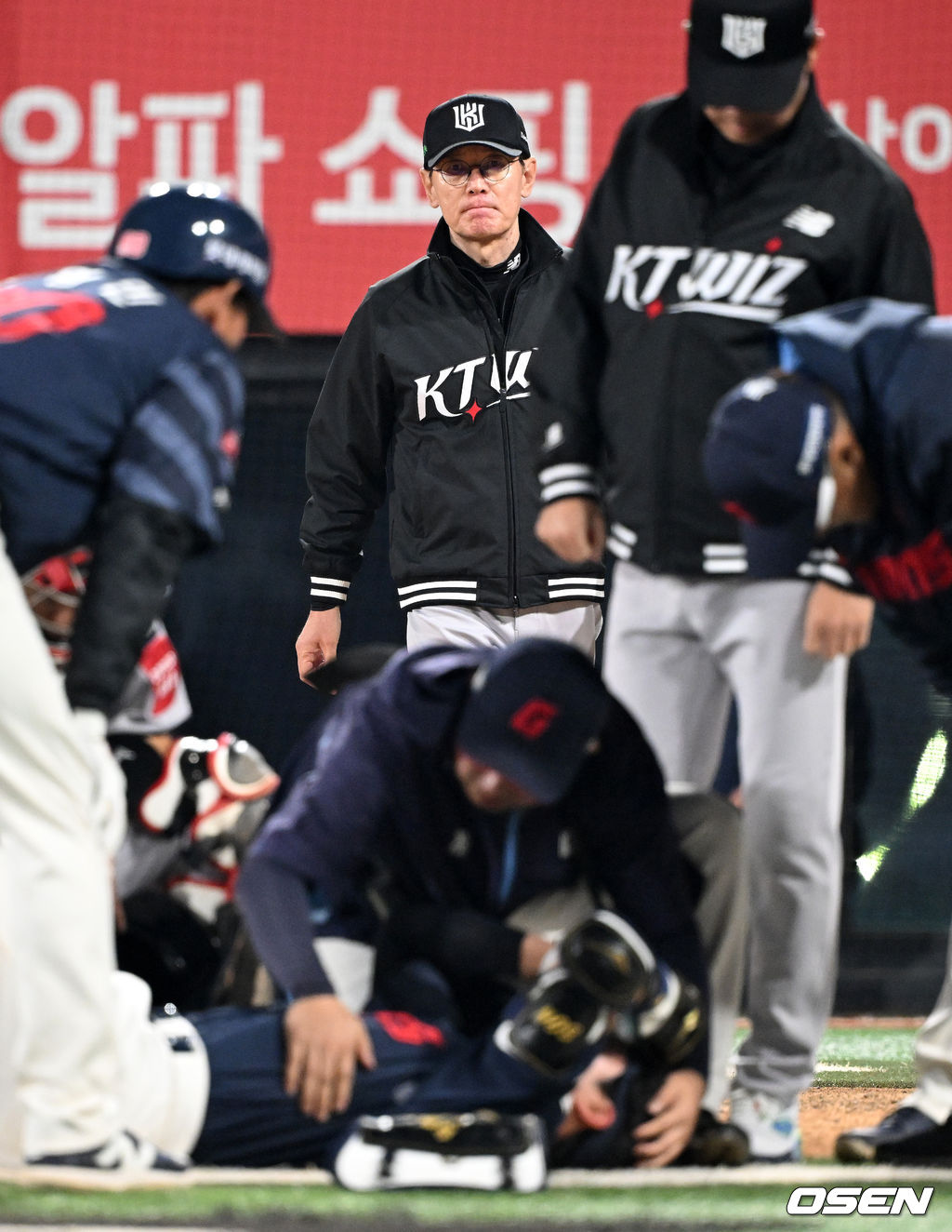 두 번째 헤드샷에 놀라 그라운드 나온 이강철 감독