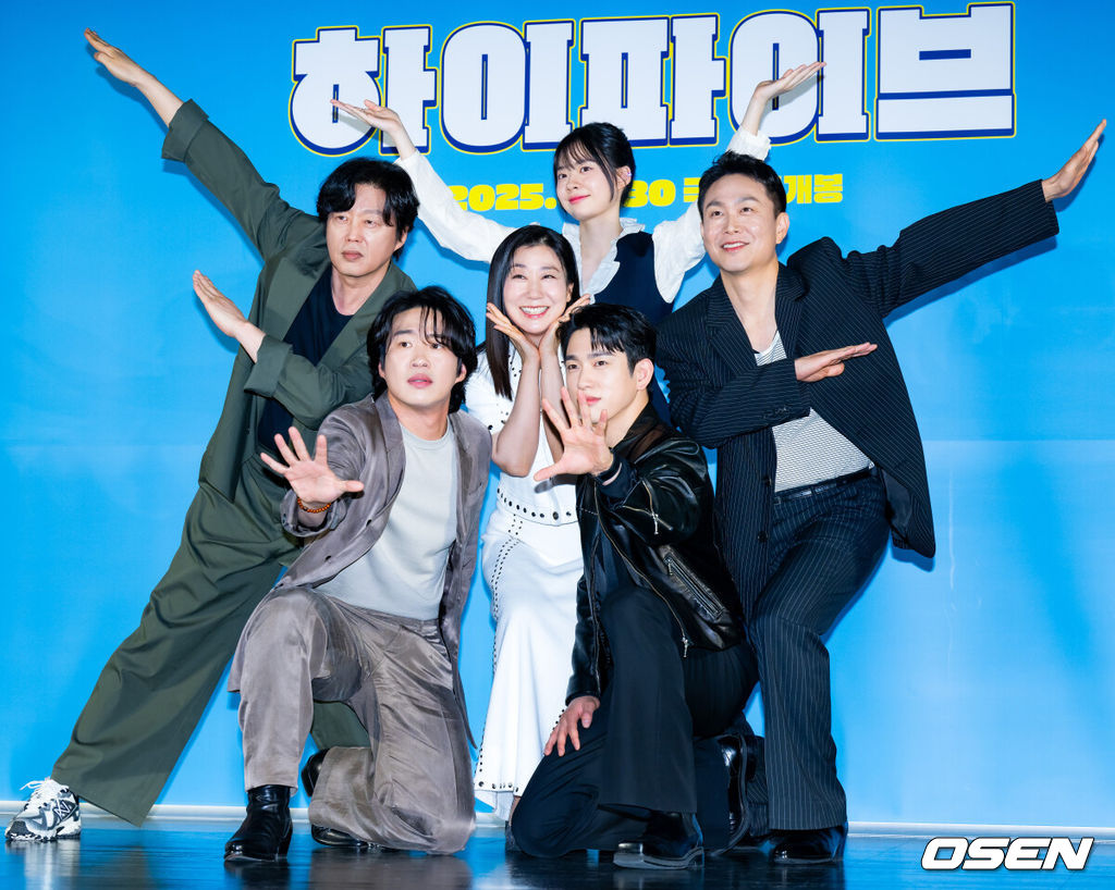 12일 서울 롯데시네마 건대입구에서 영화 '하이파이브' 제작보고회가 열렸다.'하이파이브'(강형철 감독)는 장기이식으로 우연히 각기 다른 초능력을 얻게 된 다섯 명이 그들의 능력을 탐하는 자들과 만나 벌어지는 이야기를 그린 코믹 액션 활극으로 오는 30일 개봉예정이다.배우 이재인, 안재홍, 라미란, 김희원, 오정세, 박진영이 포토타임을 갖고 있다. 2025.05.12 /rumi@osen.co.kr