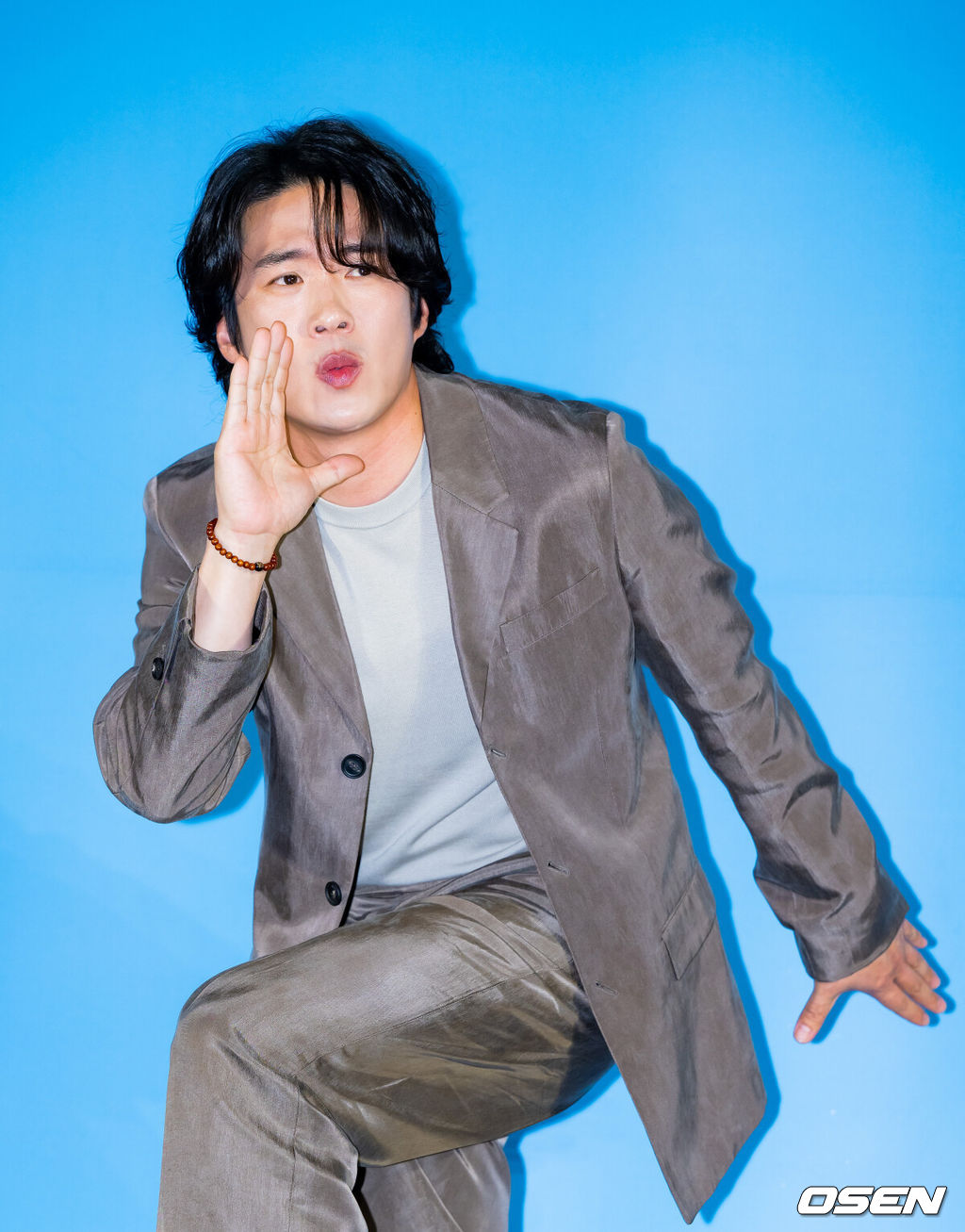 12일 서울 롯데시네마 건대입구에서 영화 '하이파이브' 제작보고회가 열렸다.'하이파이브'(강형철 감독)는 장기이식으로 우연히 각기 다른 초능력을 얻게 된 다섯 명이 그들의 능력을 탐하는 자들과 만나 벌어지는 이야기를 그린 코믹 액션 활극으로 오는 30일 개봉예정이다.배우 안재홍이 포토타임을 갖고 있다. 2025.05.12 /rumi@osen.co.kr