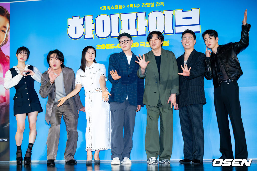 12일 서울 롯데시네마 건대입구에서 영화 '하이파이브' 제작보고회가 열렸다.'하이파이브'(강형철 감독)는 장기이식으로 우연히 각기 다른 초능력을 얻게 된 다섯 명이 그들의 능력을 탐하는 자들과 만나 벌어지는 이야기를 그린 코믹 액션 활극으로 오는 30일 개봉예정이다.강형철 감독과 배우 이재인, 안재홍, 라미란, 김희원, 오정세, 박진영이 포토타임을 갖고 있다. 2025.05.12 /rumi@osen.co.kr