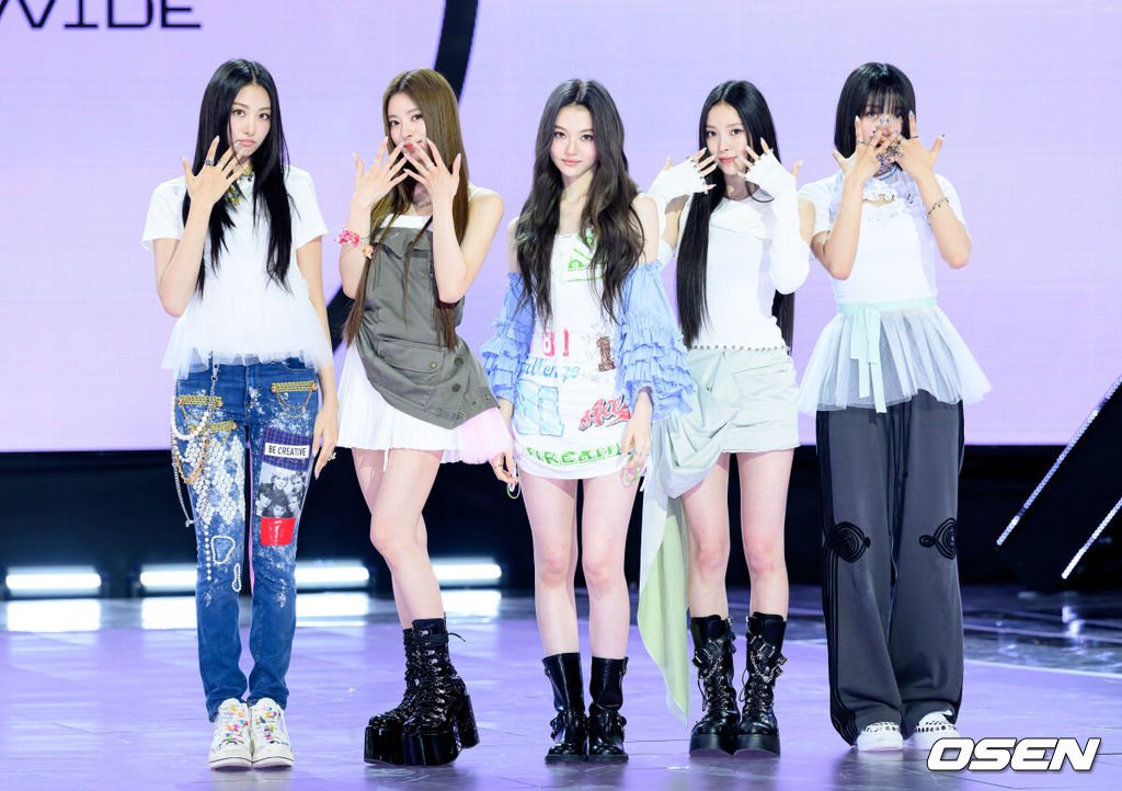 12일 오후 서울 마포구 SBS 프리즘 타워에서 MEOVV(미야오) 1st EP 'MY EYES OPEN VVIDE' 미디어 쇼케이스가 열렸다.12일 발매되는 첫 EP는 미야오의 시선과 내면을 다채롭게 펼쳐내며 그들만의 세계를 본격적으로 제시한다. 타이틀곡 '드랍탑(DROP TOP)'은 차분함과 경쾌함을 동시에 담아냈으며, 자신만의 시선으로 세상을 향해 나아가는 모습을 감각적으로 풀어낸 곡이다.미야오가 포토타임을 가지고 있다. 2025.05.12 /sunday@osen.co.kr