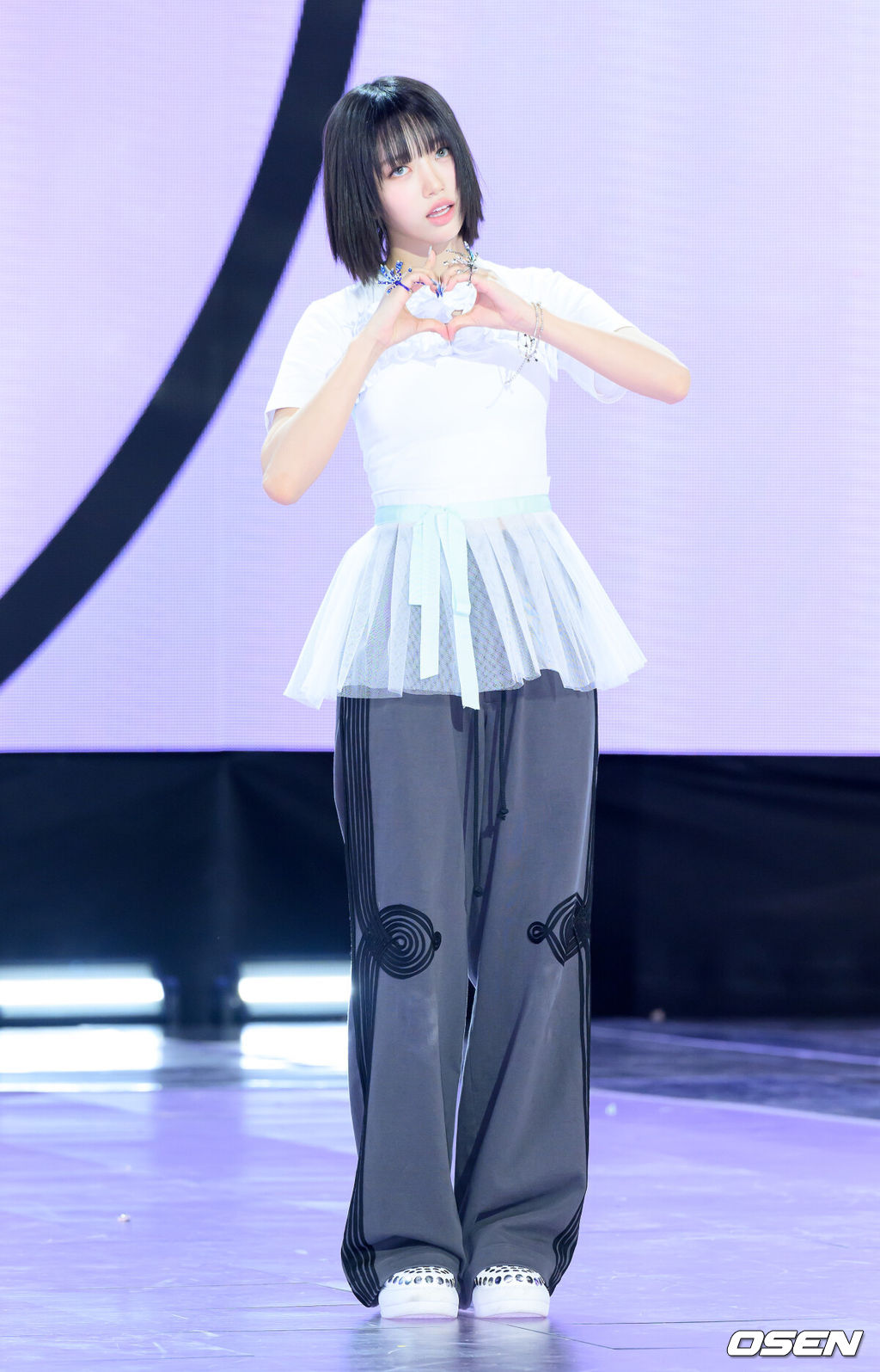 12일 오후 서울 마포구 SBS 프리즘 타워에서 MEOVV(미야오) 1st EP 'MY EYES OPEN VVIDE' 미디어 쇼케이스가 열렸다.12일 발매되는 첫 EP는 미야오의 시선과 내면을 다채롭게 펼쳐내며 그들만의 세계를 본격적으로 제시한다. 타이틀곡 '드랍탑(DROP TOP)'은 차분함과 경쾌함을 동시에 담아냈으며, 자신만의 시선으로 세상을 향해 나아가는 모습을 감각적으로 풀어낸 곡이다.미야오 수인이 포토타임을 가지고 있다. 2025.05.12 /sunday@osen.co.kr