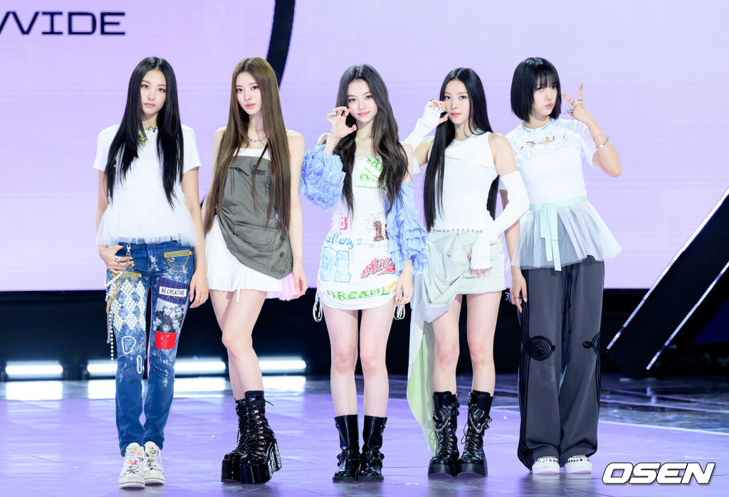 12일 오후 서울 마포구 SBS 프리즘 타워에서 MEOVV(미야오) 1st EP 'MY EYES OPEN VVIDE' 미디어 쇼케이스가 열렸다.12일 발매되는 첫 EP는 미야오의 시선과 내면을 다채롭게 펼쳐내며 그들만의 세계를 본격적으로 제시한다. 타이틀곡 '드랍탑(DROP TOP)'은 차분함과 경쾌함을 동시에 담아냈으며, 자신만의 시선으로 세상을 향해 나아가는 모습을 감각적으로 풀어낸 곡이다.미야오가 포토타임을 가지고 있다. 2025.05.12 /sunday@osen.co.kr