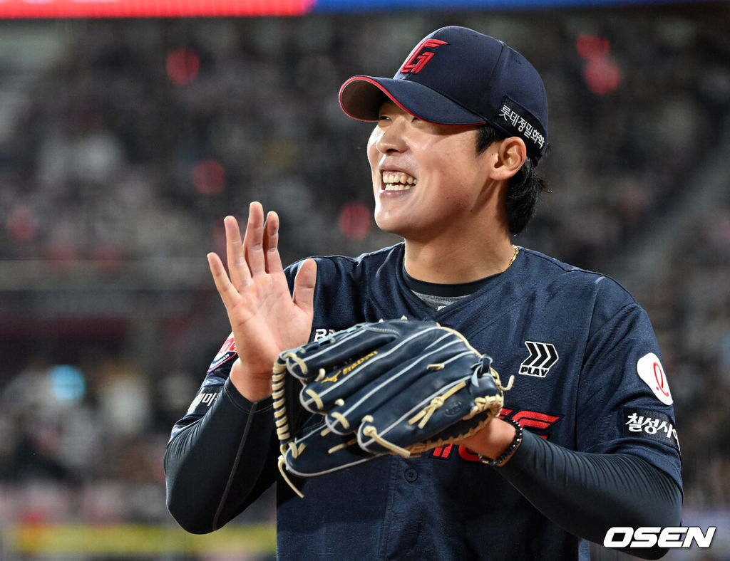 11일 오후 수원 KT위즈파크에서 2025 신한 SOL Bank KBO리그 KT 위즈와 롯데 자이언츠의 더블헤더 2차전 경기가 열렸다.KT는 오원석, 롯데는 이민석을 선발 투수로 내세웠다.6회말 2사 만루에서 KT 장진혁을 땅볼로 처리한 롯데 이민석이 박수를 치고 있다. 2025.05.11 /sunday@osen.co.kr