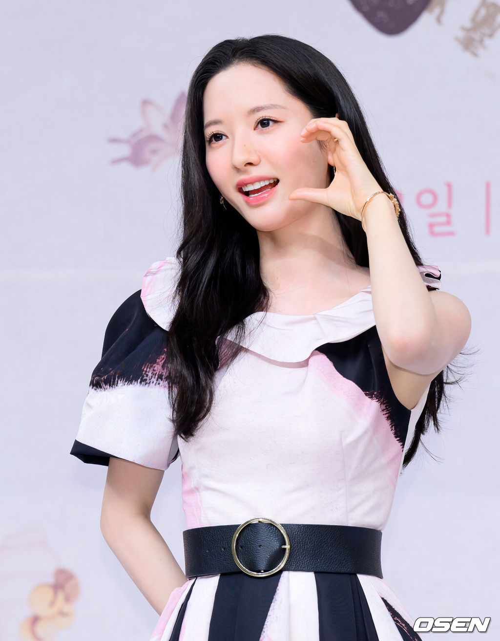 17일 오후 서울 목동 SBS에서 SBS 새 금토드라마 ‘귀궁’ 제작발표회가 열렸다.‘보물섬’ 후속으로 방송되는 SBS 새 금토드라마 ‘귀궁’은 영매의 운명을 거부하는 무녀 여리와 여리의 첫사랑 윤갑의 몸에 갇힌 이무기 강철이가 왕가에 원한을 품은 팔척귀에 맞닥뜨리며 몸과 혼이 단단히 꼬여버리는 육신 쟁탈 판타지 로코. 배우 김지연이 포토타임을 가지고 있다. 2025.04.17 /sunday@osen.co.kr