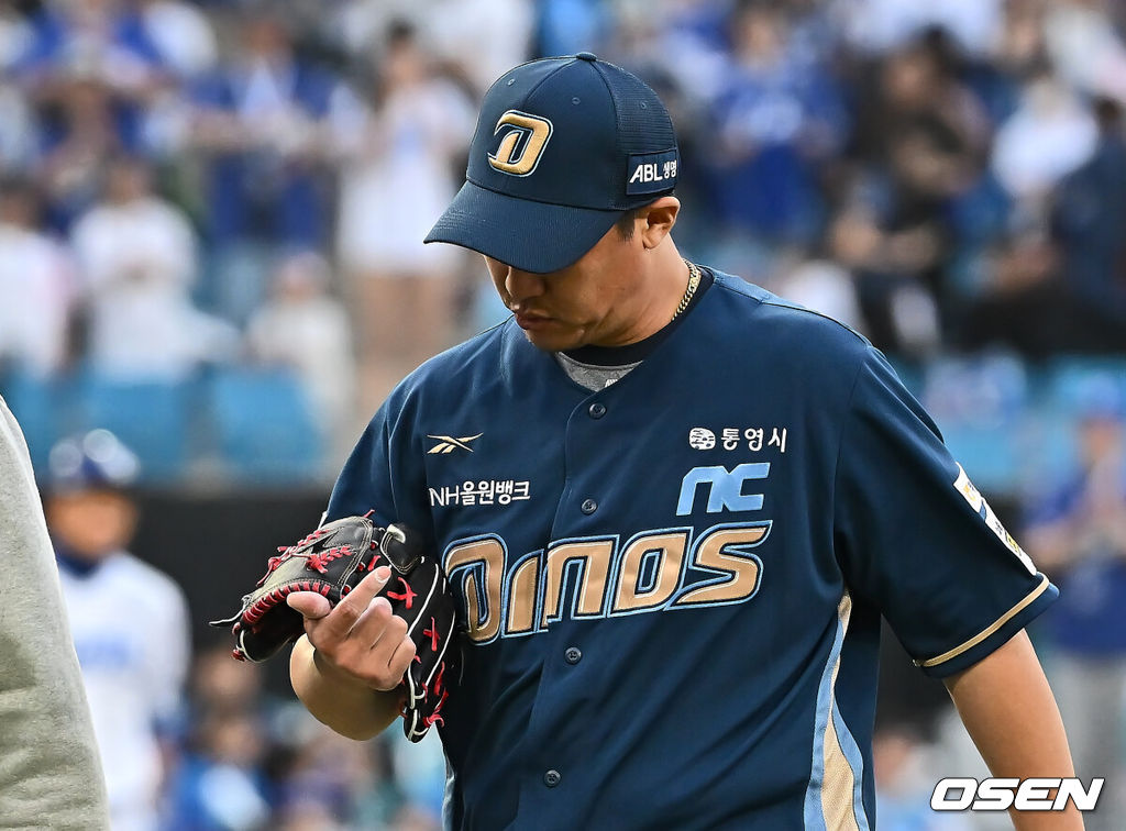 26일 대구삼성라이온즈파크에서 2025 신한 SOL 뱅크 KBO 리그 삼성 라이온즈와 NC 다이노스의 경기가 열렸다. 홈팀 삼성은 후라도가, 방문팀 NC는 이용찬이 선발 출전했다. NC 다이노스 이용찬이 4회말 2사 3루 삼성 라이온즈 김성윤의 타구를 잡다 손을 맞고 교체되고 있다. 2025.04.26 / foto0307@osen.co.kr