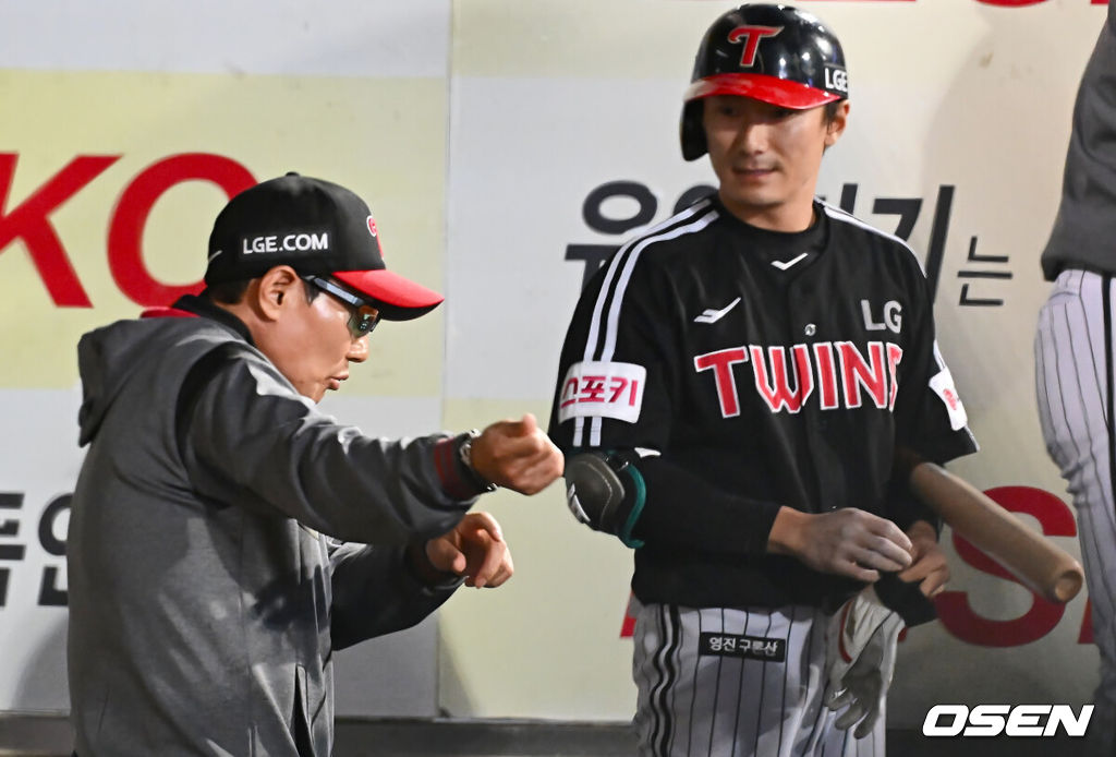 10일 대구삼성라이온즈파크에서 2025 신한 SOL 뱅크 KBO 리그 삼성 라이온즈와 LG 트윈스의 더블헤더 2차전 경기가 열렸다. 홈팀 삼성은 레예스가, 방문팀 LG는 임찬규가 선발 출전했다. LG 트윈스 염경엽 감독이 신민재에게 타격 조언을 하고 있다. 2025.05.10 / foto0307@osen.co.kr