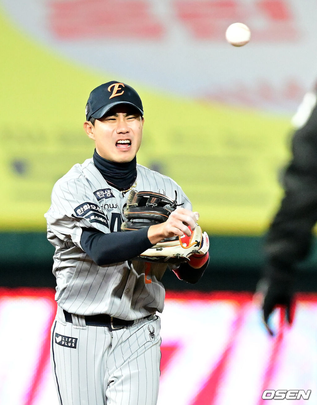 5회말 무사 1루 한화 유격수 심우준이 SSG 유격수 땅볼을 처리하는 과정에서 고통스러워 하고 있다. 심우준은 허리 통증으로 교체됐다. 2025.04.17 / ksl0919@osen.co.kr