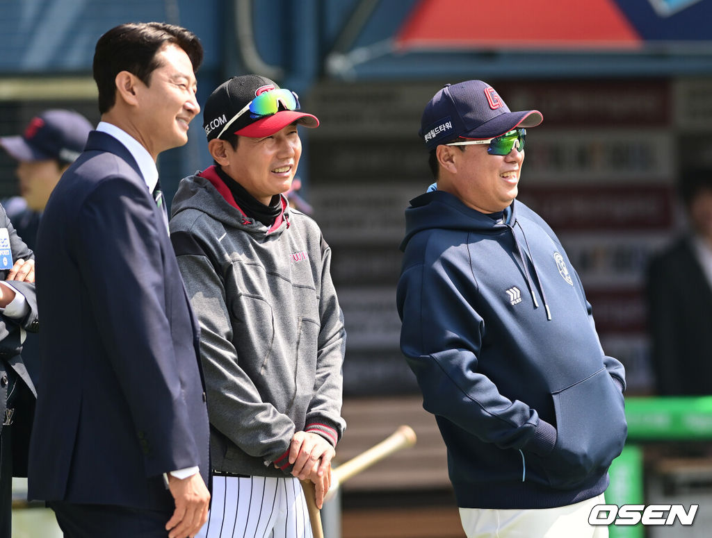박용택 해설위원, LG 염경엽 감독, 롯데 김태형 감독이 웃으며 이야기를 나누고 있다. 2025.03.22 / ksl0919@osen.co.kr